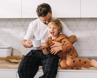 Familia mirando una tablet