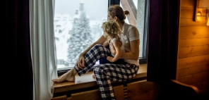 Madre e hija mirando por la ventana